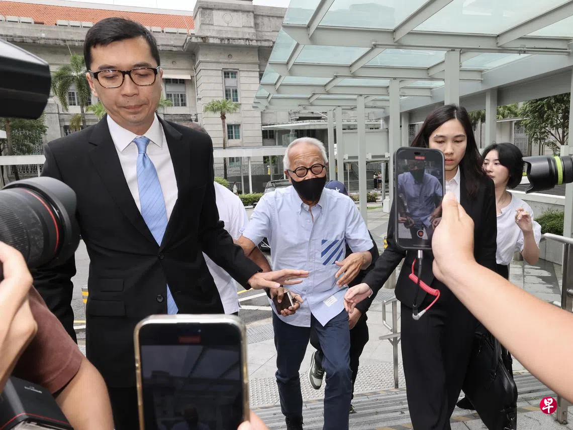 王明星抵达国家法院料将被控两罪| 联合早报