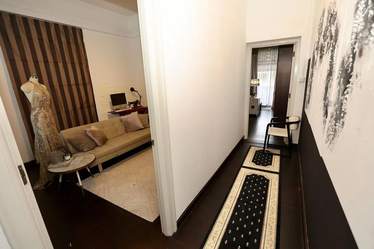 二楼长廊左侧是工作间，尾端是卧房。