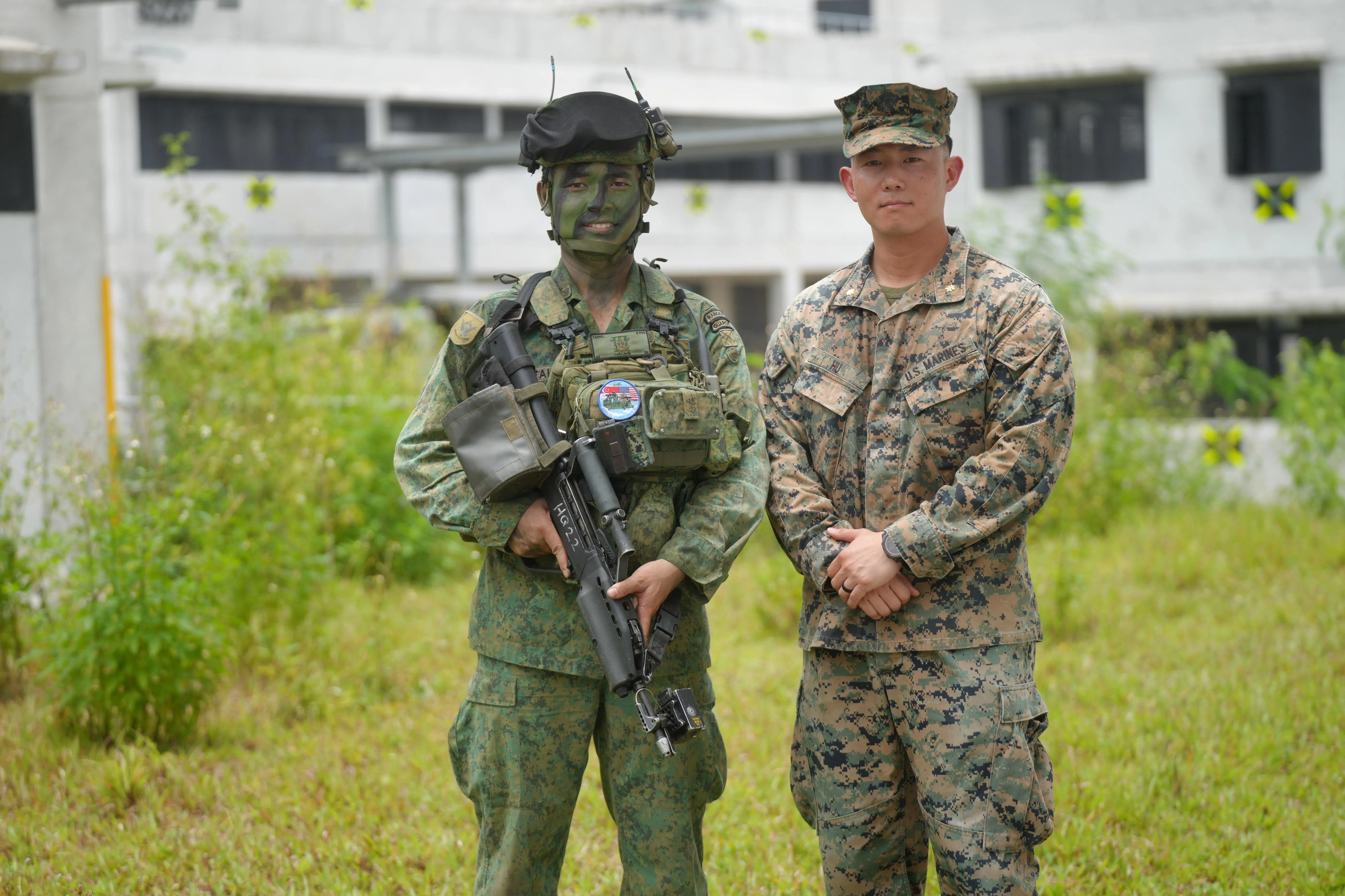 我国陆军第三精卫营指挥官法筎中校（左）在本次“英勇标志”演习中担任联合特遣队指挥官。胡迪少校（右）是负责策划美方演习事务的美国海军陆战队人员。（谢智扬摄）