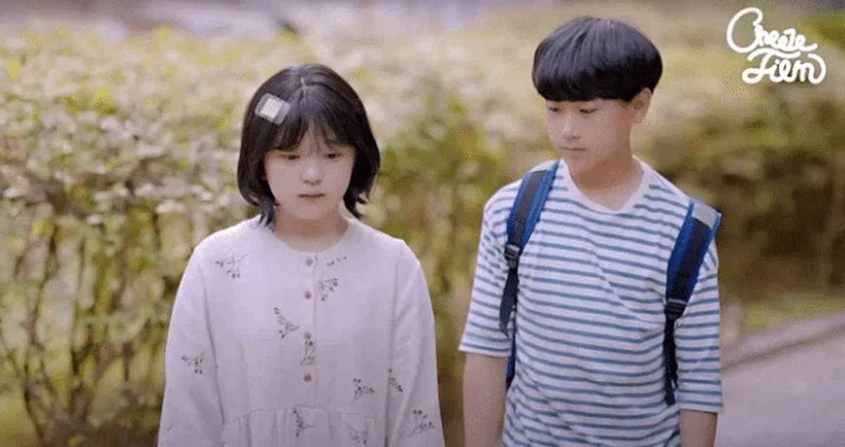 今年21岁的金允熙与年仅13岁的男演员相差8岁，站在一起画面却毫无违和感。（图/互联网）