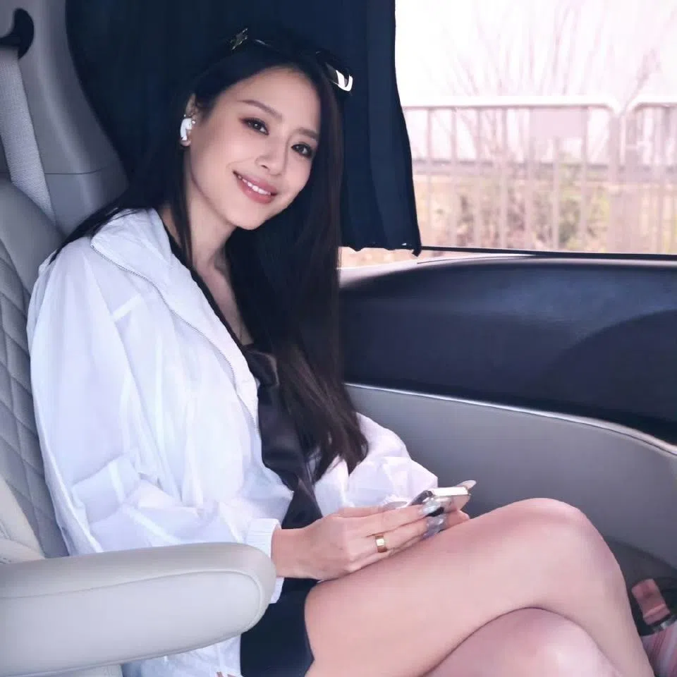 江语晨2025年宣布和机师丈夫离婚，目前为工作暂时住在上海。（取自节目微博）