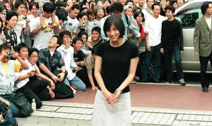 广末凉子曾在1999年入学东京名校早稻田大学，2003年因工作退学，她入学时吸引大批粉丝朝圣。（互联网）