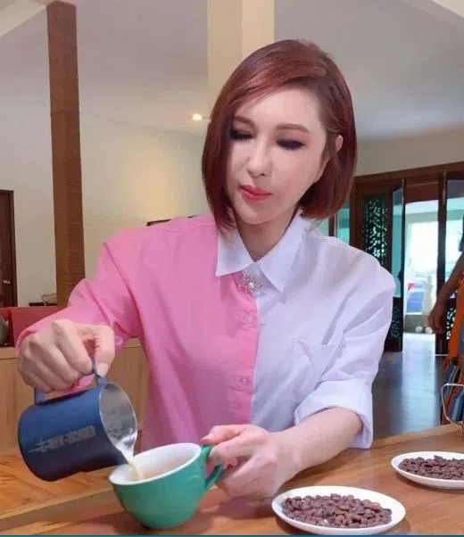 利菁在《天后出发吧》中大展泡咖啡手艺。（互联网）