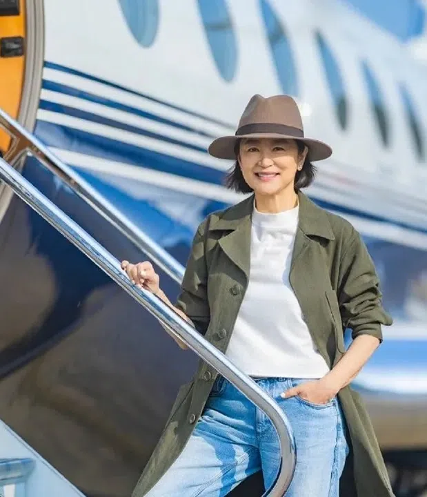 她24日在微博晒出与私人飞机的合照。（取自艺人微博）