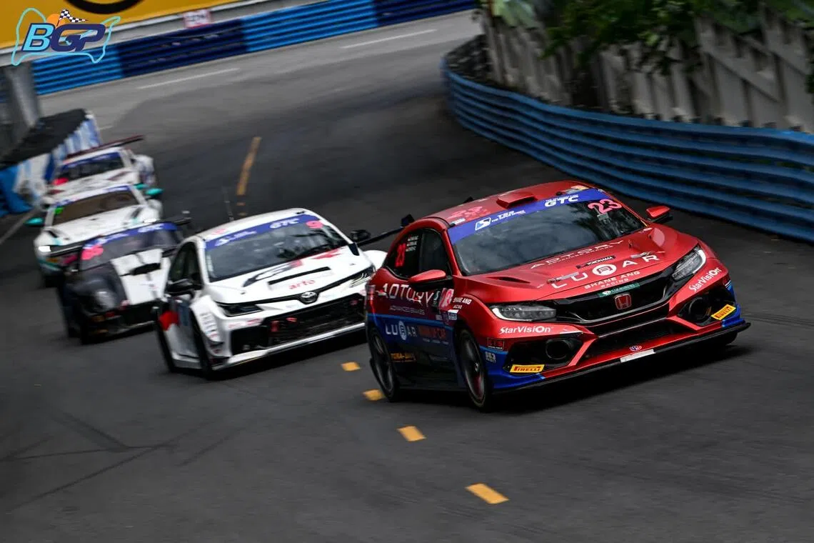 洪士渊和何崇义驾驶的红色赛车在比赛中力压丰田（中白车）等同级别赛车。（取自泰国房车超级系列赛脸书）