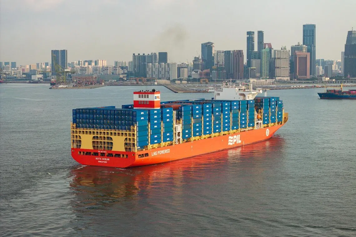 Kota Ocean号集装箱运输船在新加坡命名，是去年交付给太平船务的六艘新建液化天然气双燃料船舶之一。太平船务今年又订购了八艘各可载1万3000标准箱的船舶。（太平船务提供照片）