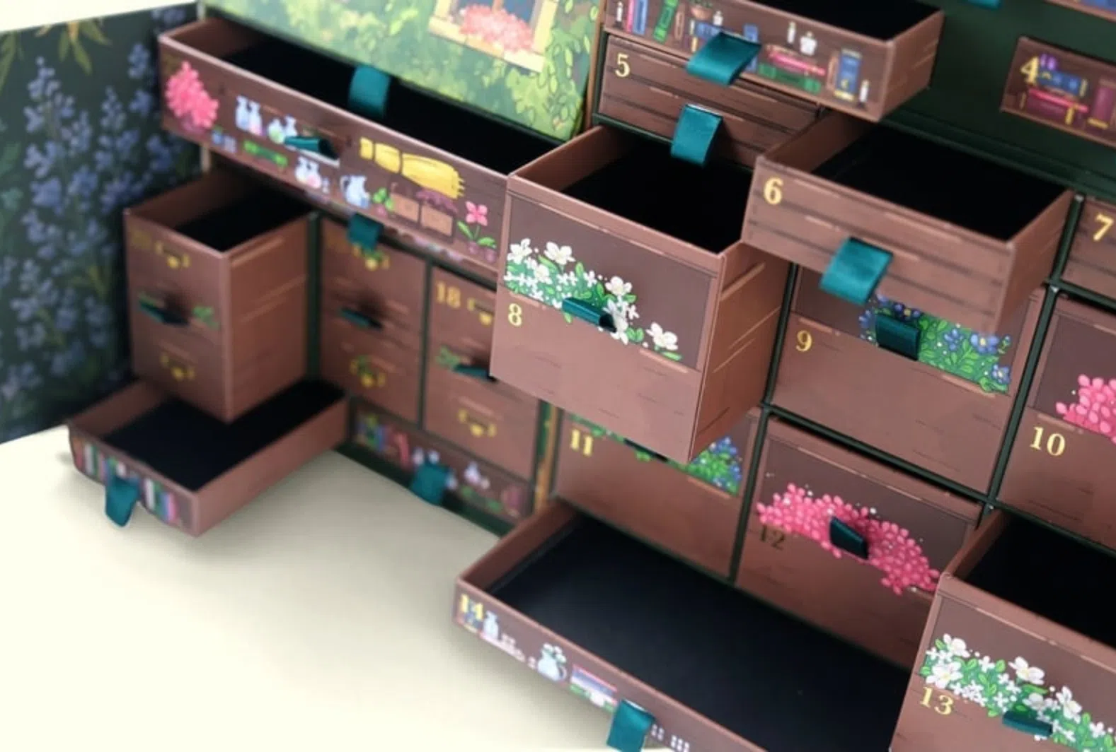 打开琪琪的小屋就看到无数漂亮的抽屉。（取自Pinkteaspoon.com）