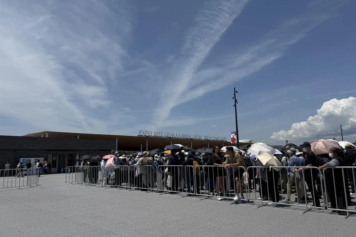 买到中午12时入场的票，艳阳高照，如果没有阳伞，或是摄取的水分不足，中暑的风险不低。（陈映蓁摄）