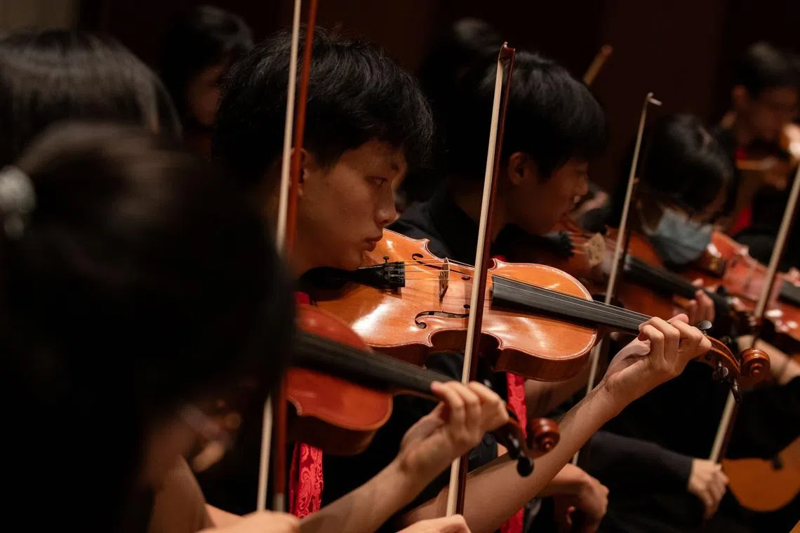 弦乐团的乐手专注演奏一首首乐曲，为观众带来精彩表演。（淡初资讯通信学会所提供）