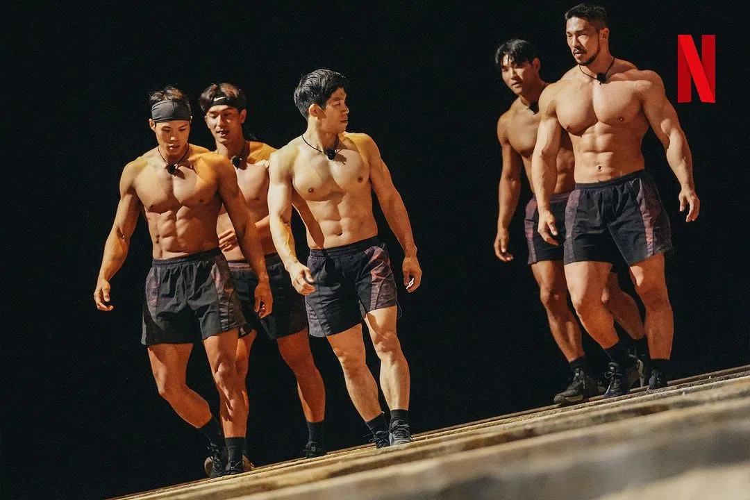 百名体格强健的参赛者要通过闯关晋级。（取自Netflixkr IG）