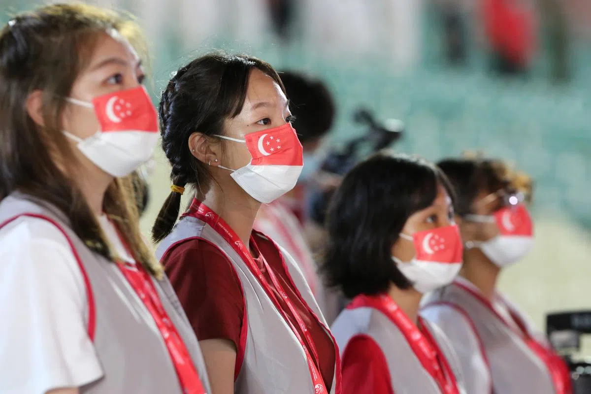 忙着拍照、写稿的媒体人员，在国歌响起的时候放下手中的工作，为国家敬礼。（陈斌勤摄）