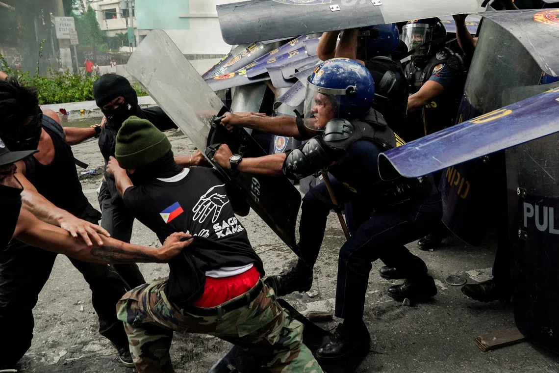 一些示威者涉嫌放火烧车并与警方发生冲突，警方逮捕至少72人。（路透社）