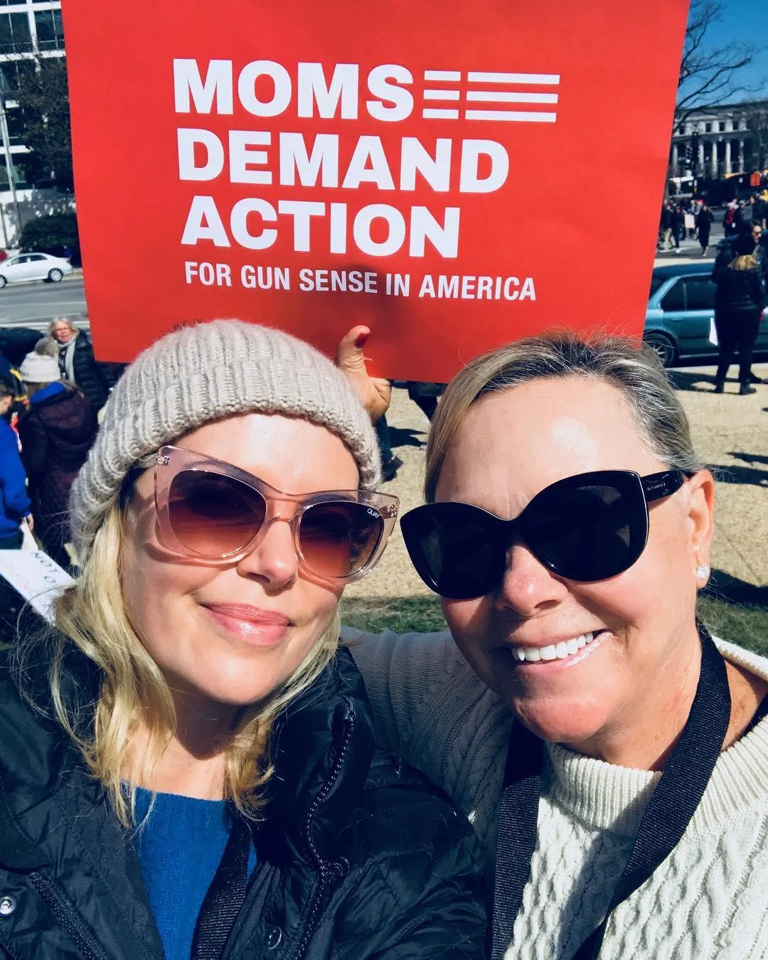 深受枪支暴力之害，Theron（左）和妈妈出席美国反枪支游行。（取自Charlize Theron IG）