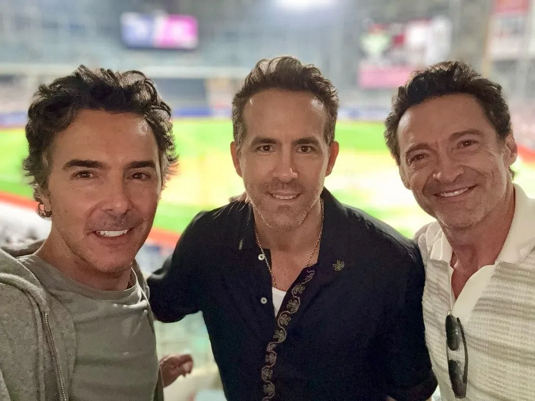 导演Shawn Levy（左起）和Ryan Reynolds及Hugh Jackman，趁首尔记者会前空档去观赏了棒球赛。（取自Hugh Jackman IG）