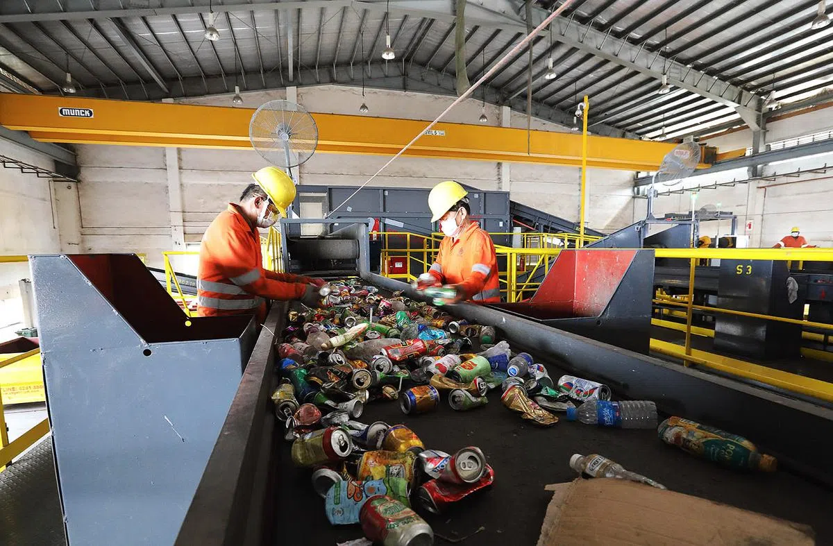 厂内的半自动化系统，帮助员工更好地从垃圾堆里挑出可再循环的物件。（图/CMT提供）