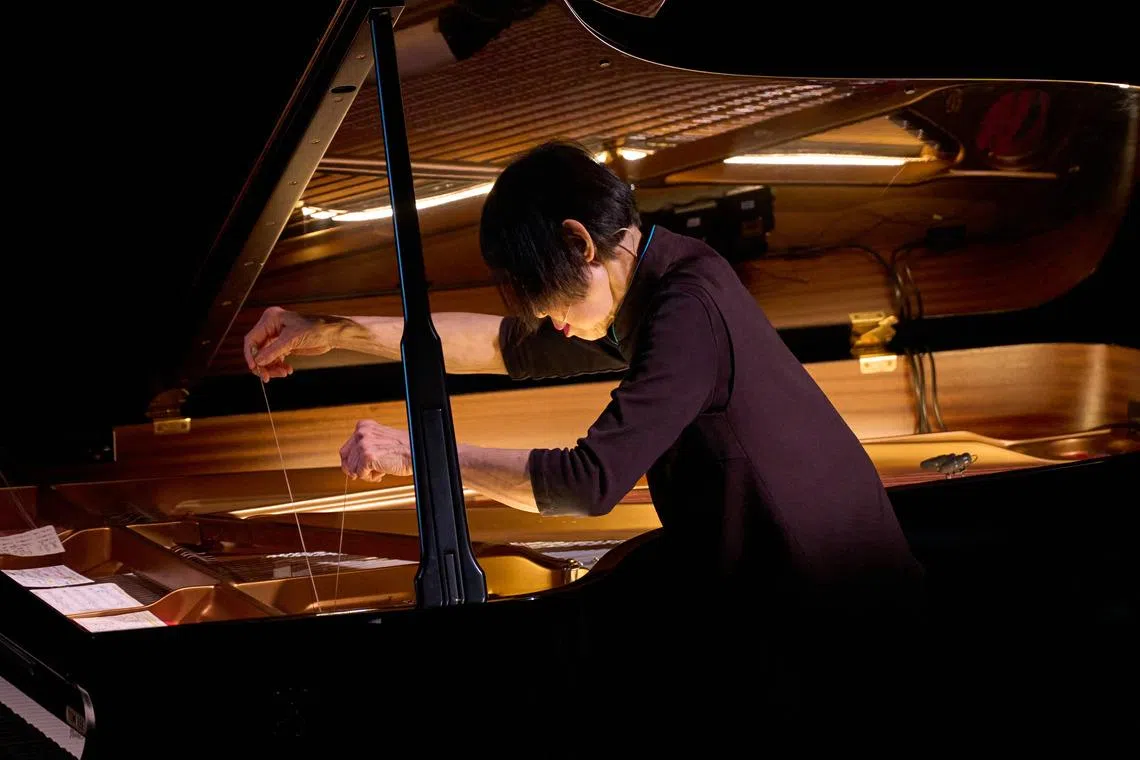 陈灵在现场用螺栓、橡皮等物品“装置”钢琴，使其发出类似甘美兰（Gamelan）、昂格隆（Angklung）等乐器的声音。（香港西九文化区管理局）