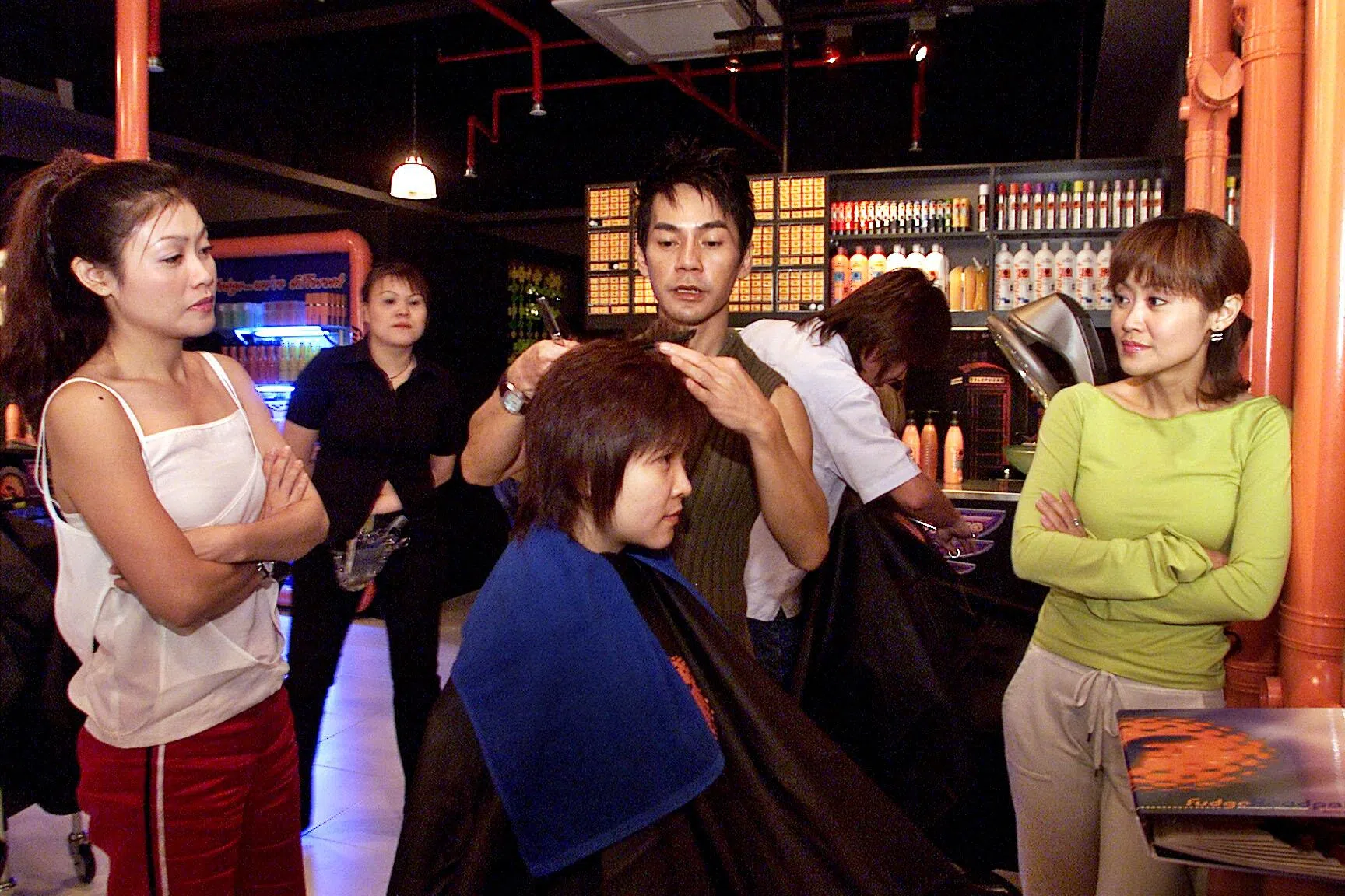 杨莉冰（左一）当年和姐姐杨莉娜（右一）在大巴窑开设发廊。（档案照）