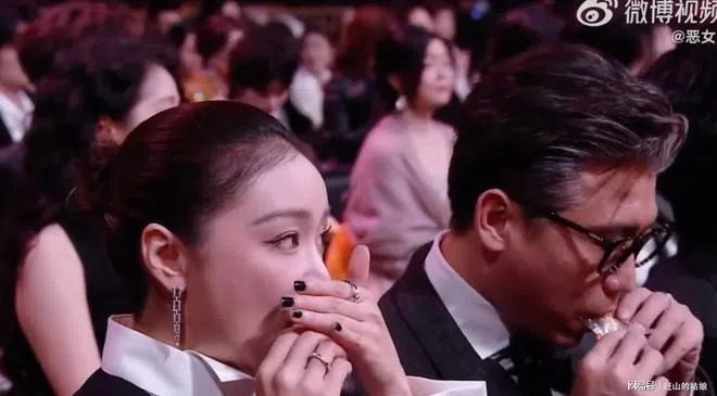 高叶（左）和李乃文被拍到在座位上偷吃饼干。（互联网）