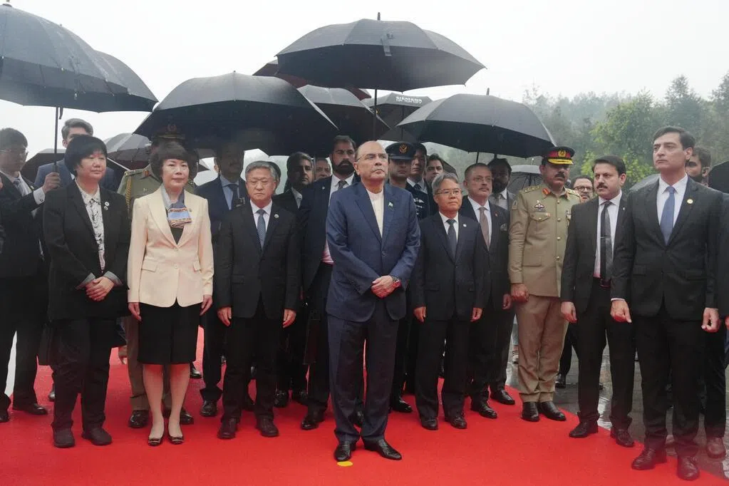 巴基斯坦总统访华赴韶山 向毛泽东铜像献花篮