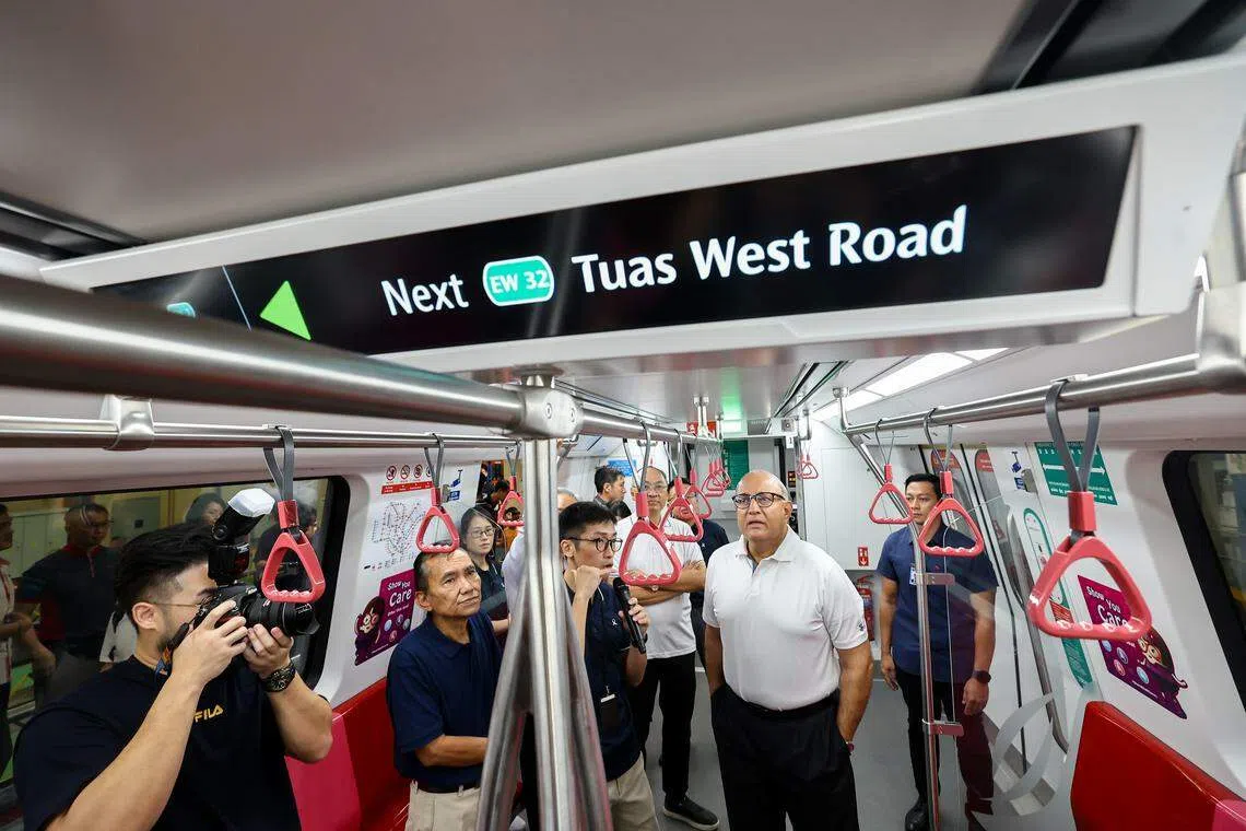 列车座位中央也装置了液晶显示屏，乘客可更容易便查看路线信息。交通部长易华仁（白色衣）也到大士地铁车厂，视察新列车。（陈渊庄摄）