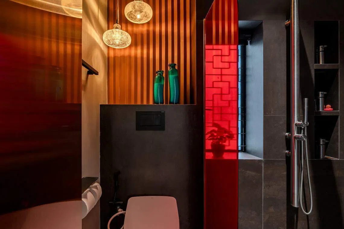 厕所用的瓷砖，有一种特别的锈色。（Aaron Pong提供）