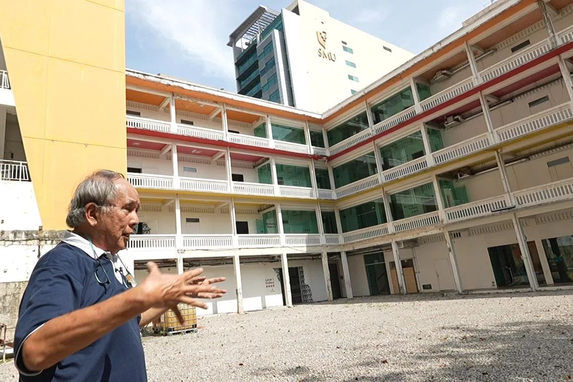 公教中学是李显龙总理的母校，昔日同窗蓝平昌追忆与总理一起玩警察捉贼游戏的往事。（视频截图）