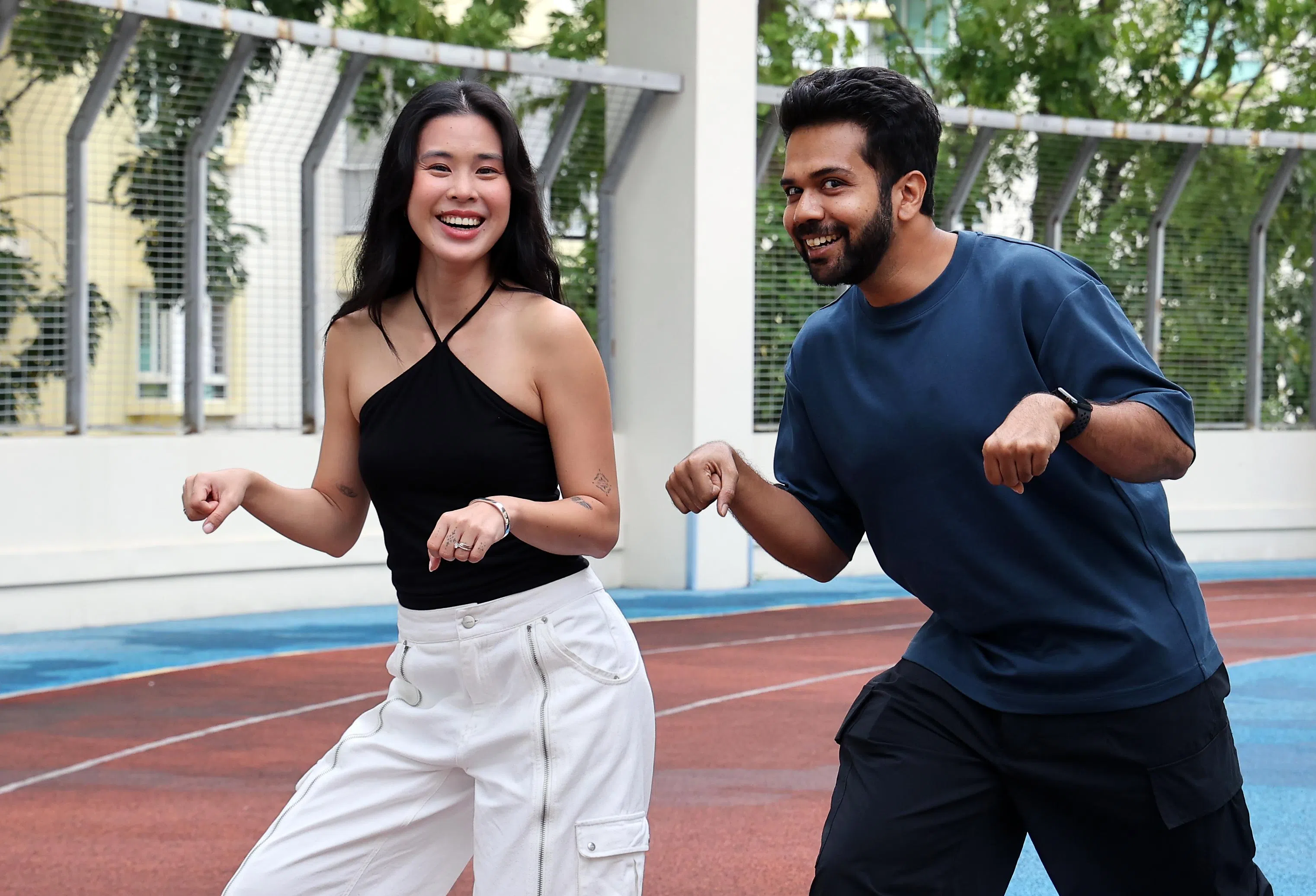 杨慧诗（左）和搭档Das DD出发前一起训练。（萧紫薇摄）