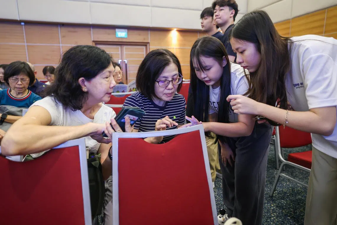 约60名义安理工学院的华文传媒系学生陪伴长辈们一起上课，从旁指导。（白艳琳摄）