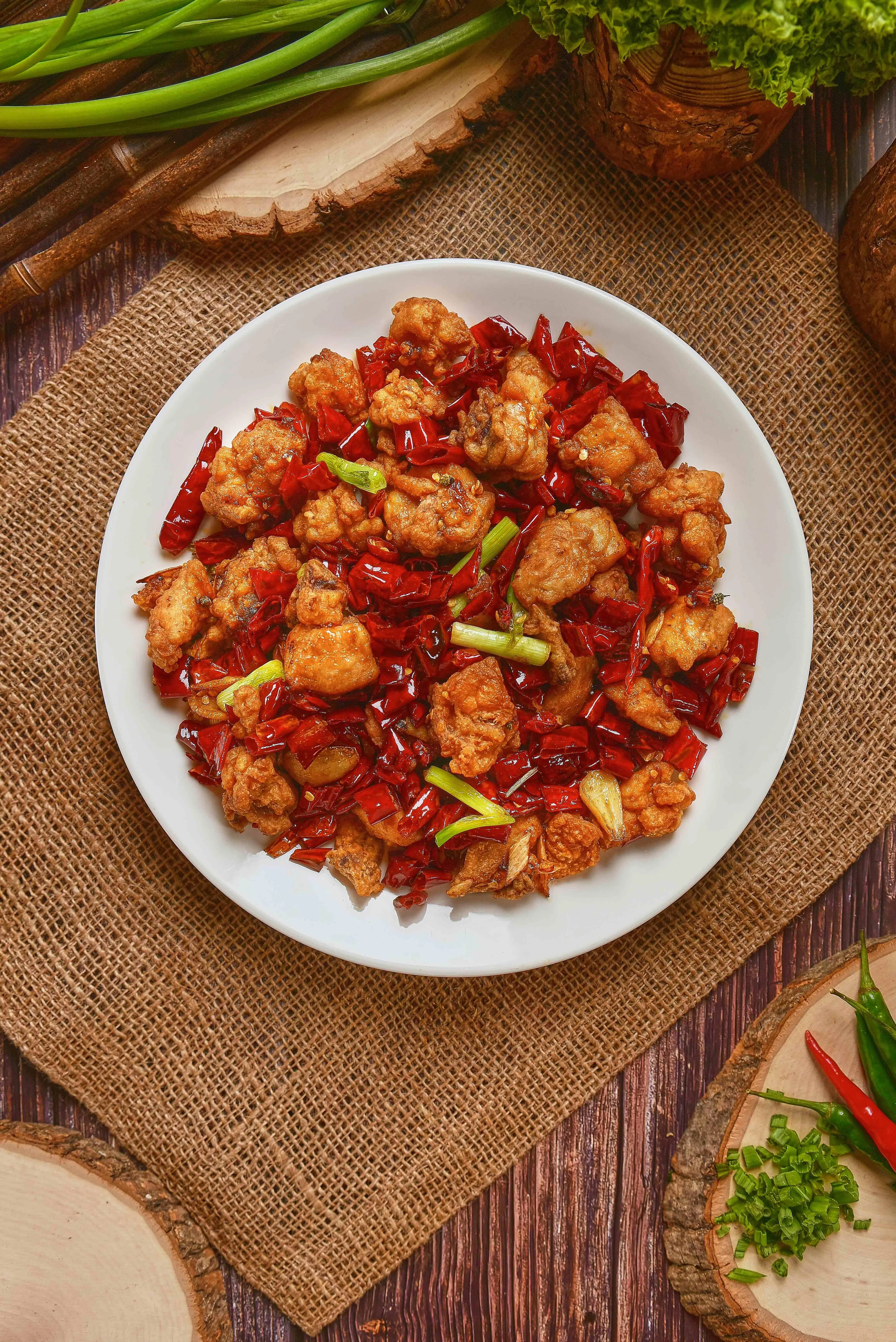 大千鸡炸得松脆，适合作为酌酒小菜。（餐馆提供）