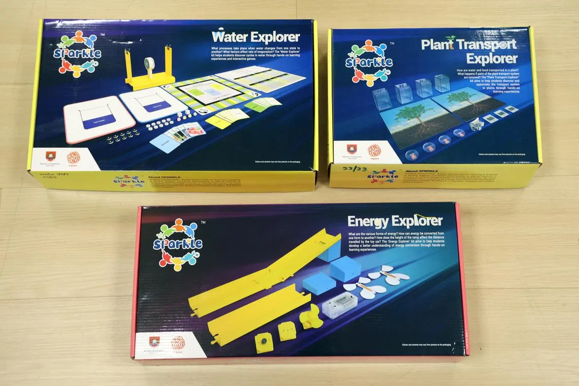 小学科学课本每个单元都会有相应的活动工具包，旨在让学生通过“动手动脑”的过程，理解不同科学原理。（邝启聪摄）