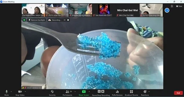 参与STEAMinar制作波霸珍珠的学生，在老师的耐心指导下，通过亲身实践去了解和探索不同学科的融合，培养了跨学科的思维能力。（安德逊实龙岗初院提供）