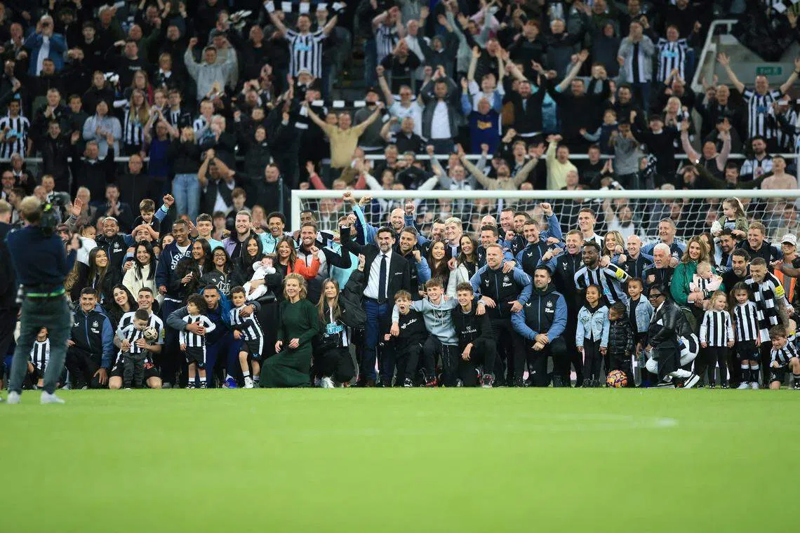 比赛结束后，纽卡斯尔确定排名联赛前四，下季将重返阔别20年的欧冠赛场，球迷为此欢呼庆祝，全场情绪沸腾。（法新社）