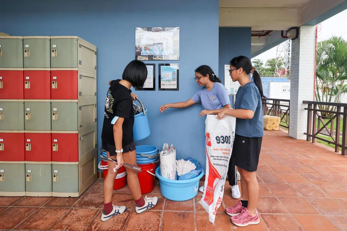 三人也为设在三巴旺百盛亲水天地，为公众提供免费借用净滩用具的放置角落改头换面。（卓祾祎／摄）