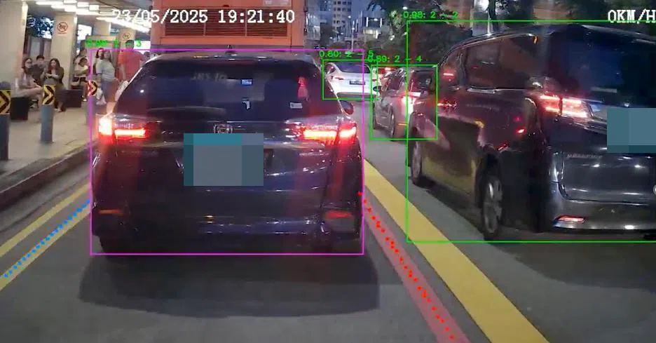 违规侦测系统会自动识别违规驶入巴士道的车辆，并记录车牌号码、事发时间，以及地点等资料，由SMRT工作人员审核后转交陆交局跟进。（SMRT提供）