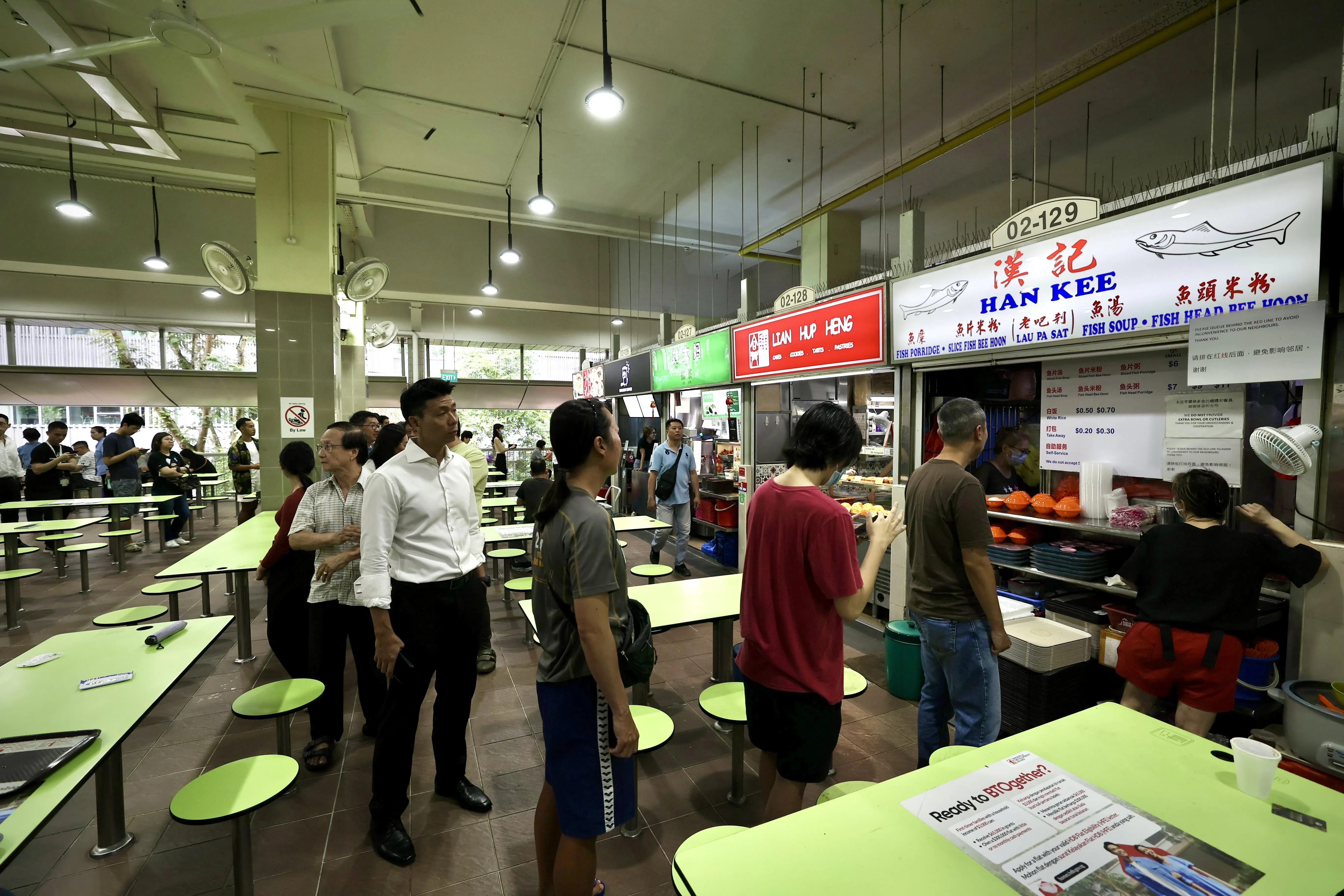厦门街熟食中心的汉记向来受欢迎，午餐时段人龙络绎不绝，摊主忙于生意无暇接受访问。（龙国雄摄）