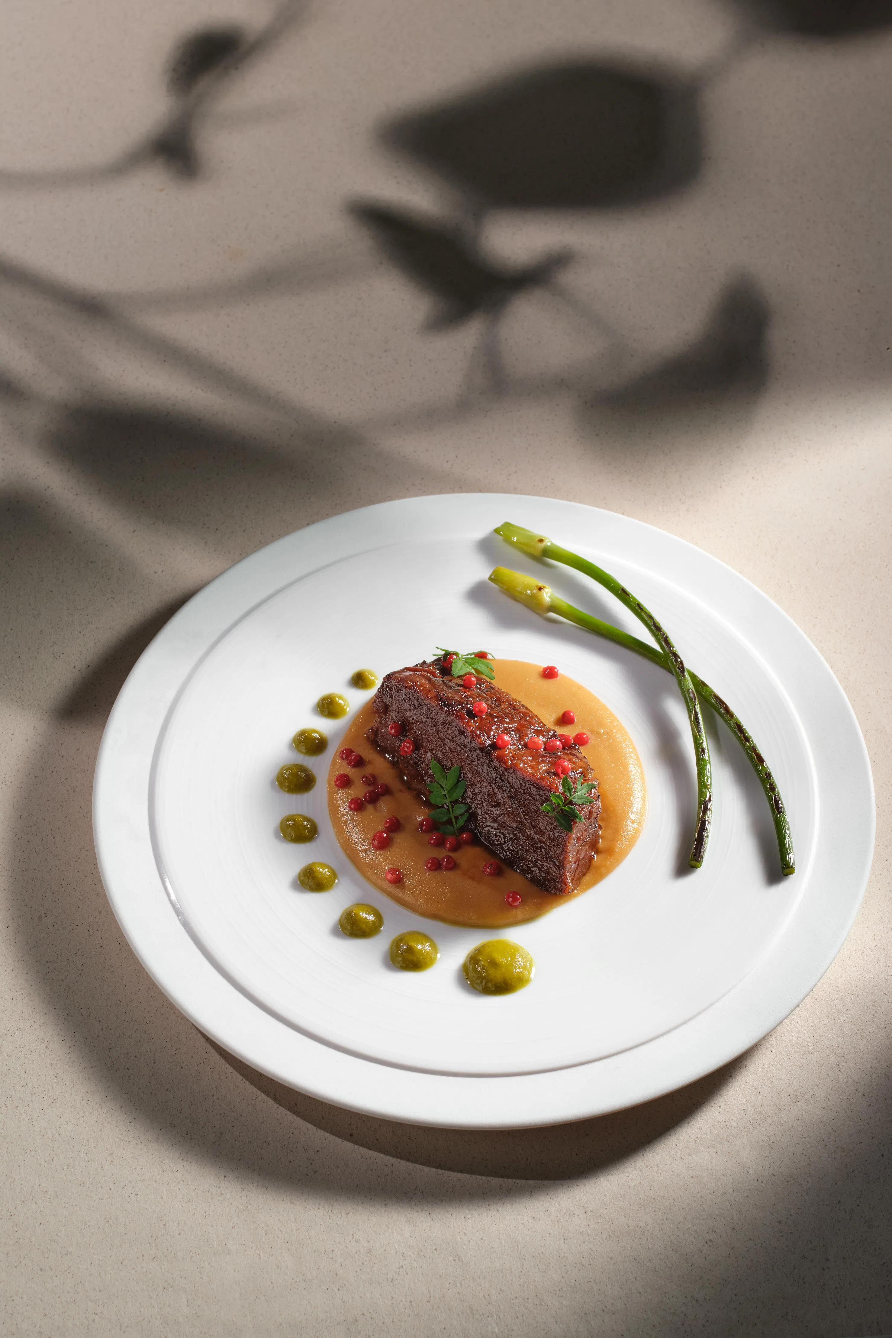 和牛脸颊肉肉质丰腴且富有胶质，经长时间慢炖，口感细腻。（餐馆提供）