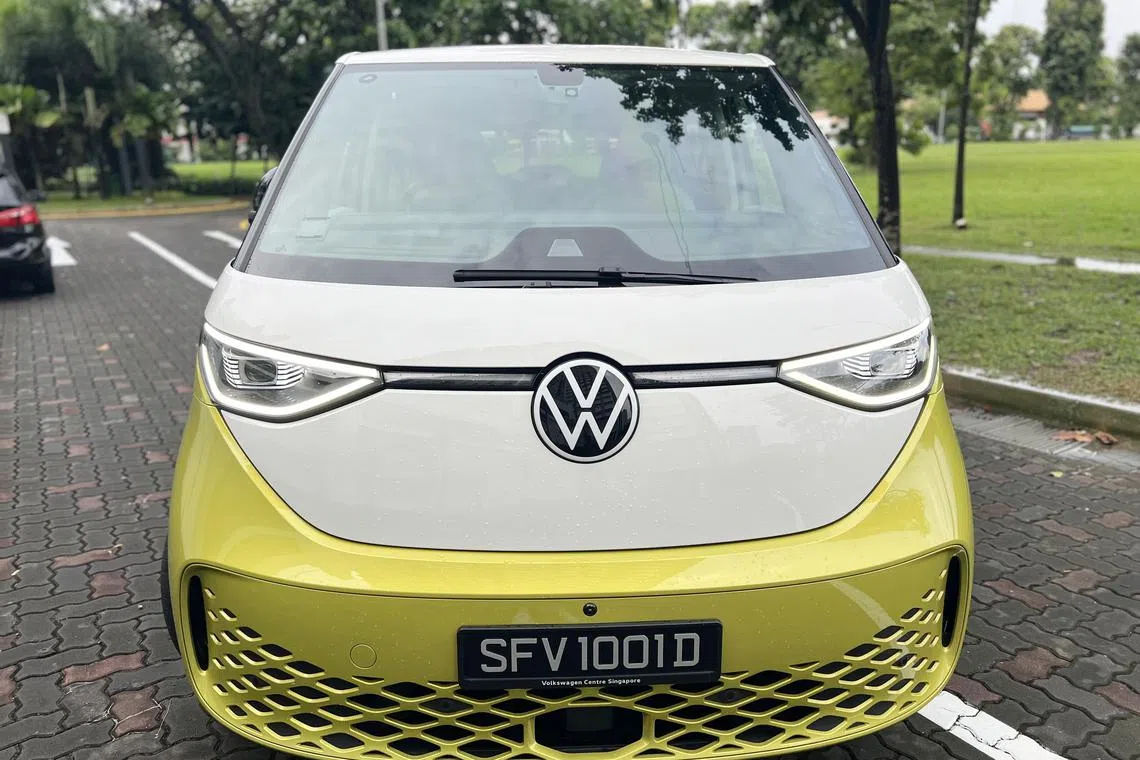 车头造形保留Kombi经典大V元素，一对车头灯看起来很快乐。（吴庆康摄）