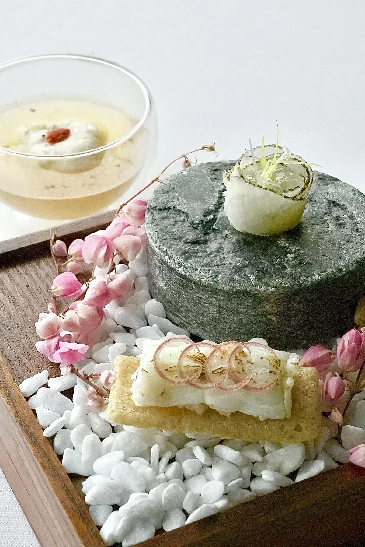 蓝魔虾三式包括用蓝魔虾鞑靼裹成的白萝卜“玫瑰”卷、炙烧蓝魔虾佐山药和蓝魔虾饺。