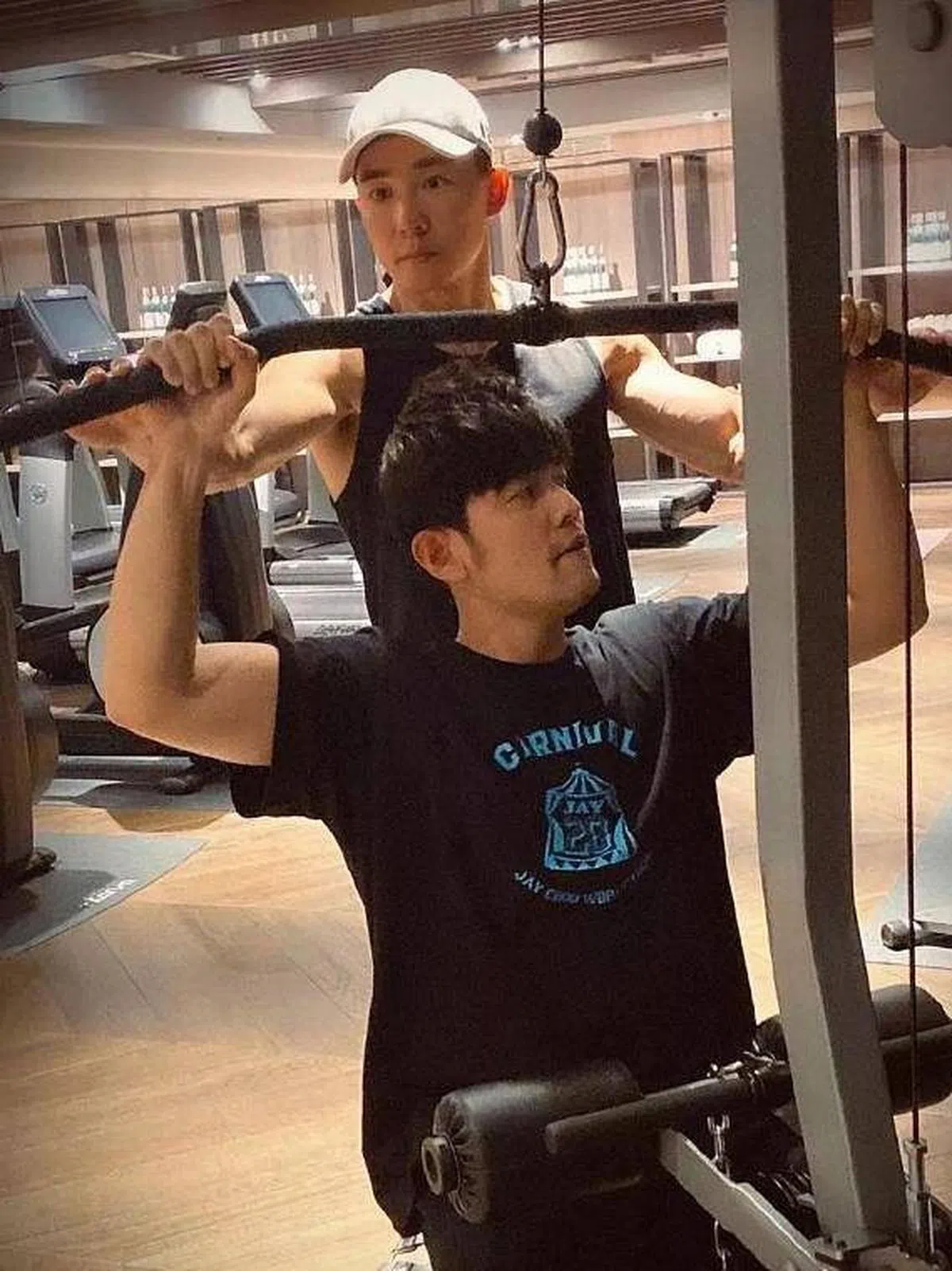 刘畊宏（后）是周杰伦的私人健身教练。（取自艺人微博）