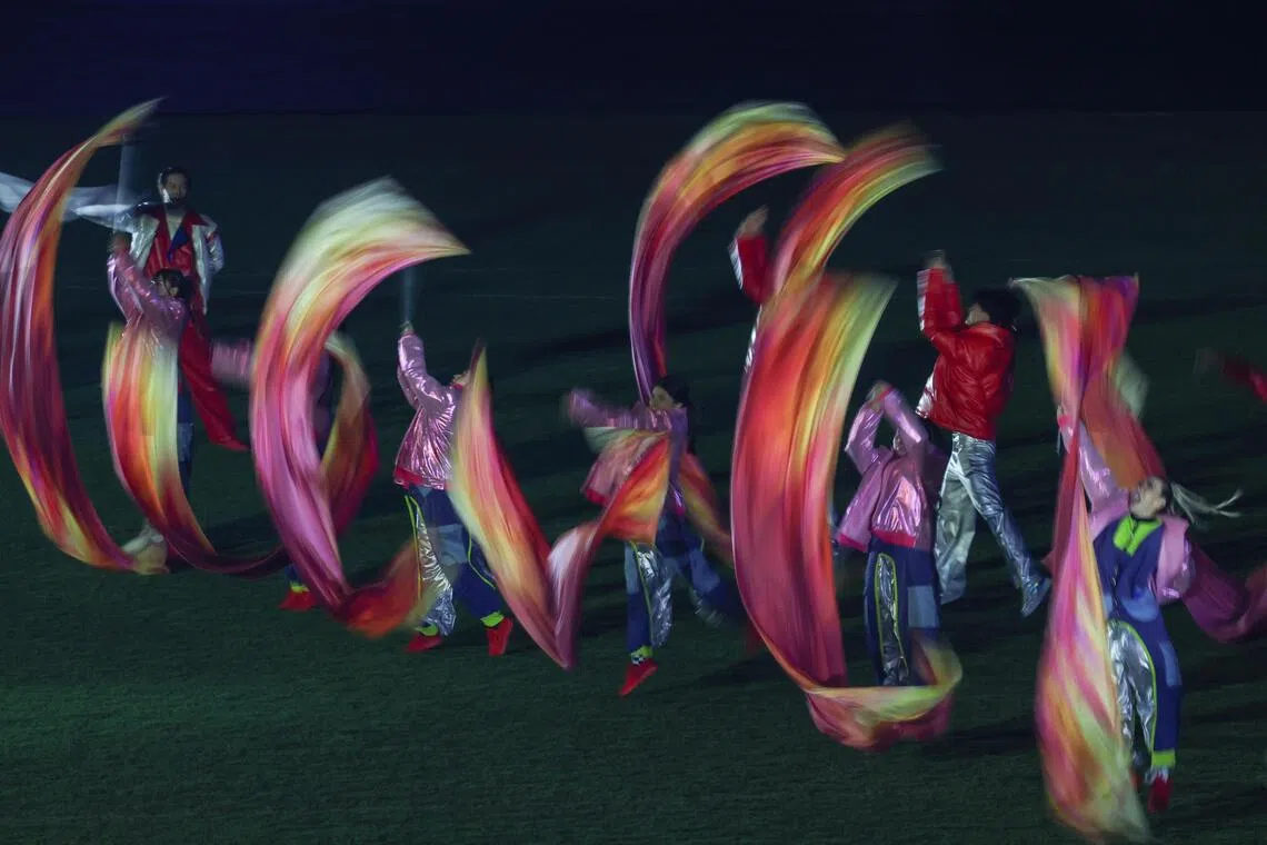 泰国舞者的服装五颜六色，展现出无限活力。（白艳琳摄）