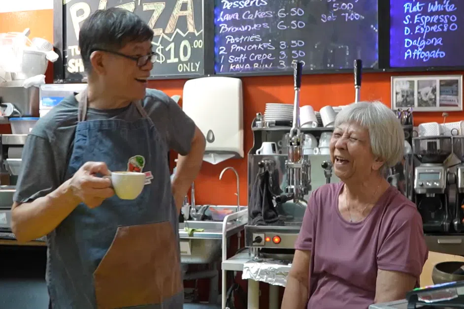 陈建达最开心的就是能天天与太太并肩作战卖冰淇淋。（视频截图）