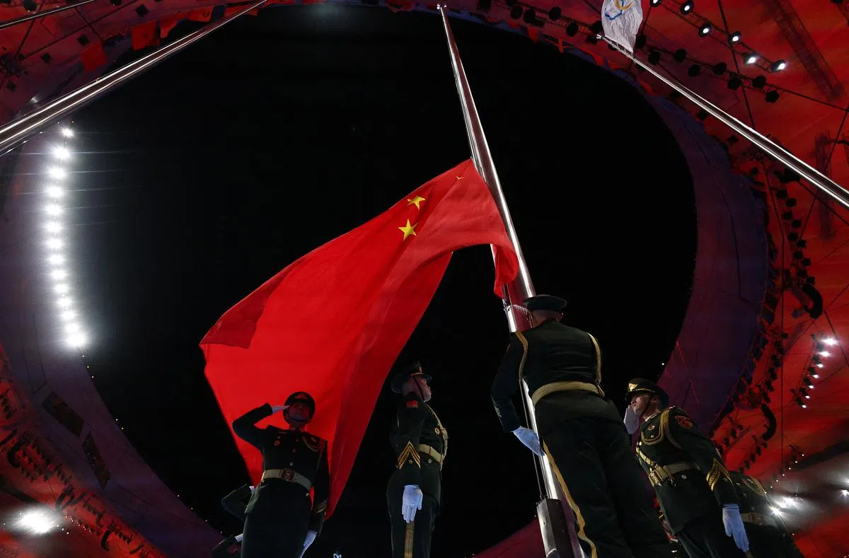 主办方在闭幕式上举行升国旗仪式。（路透社）