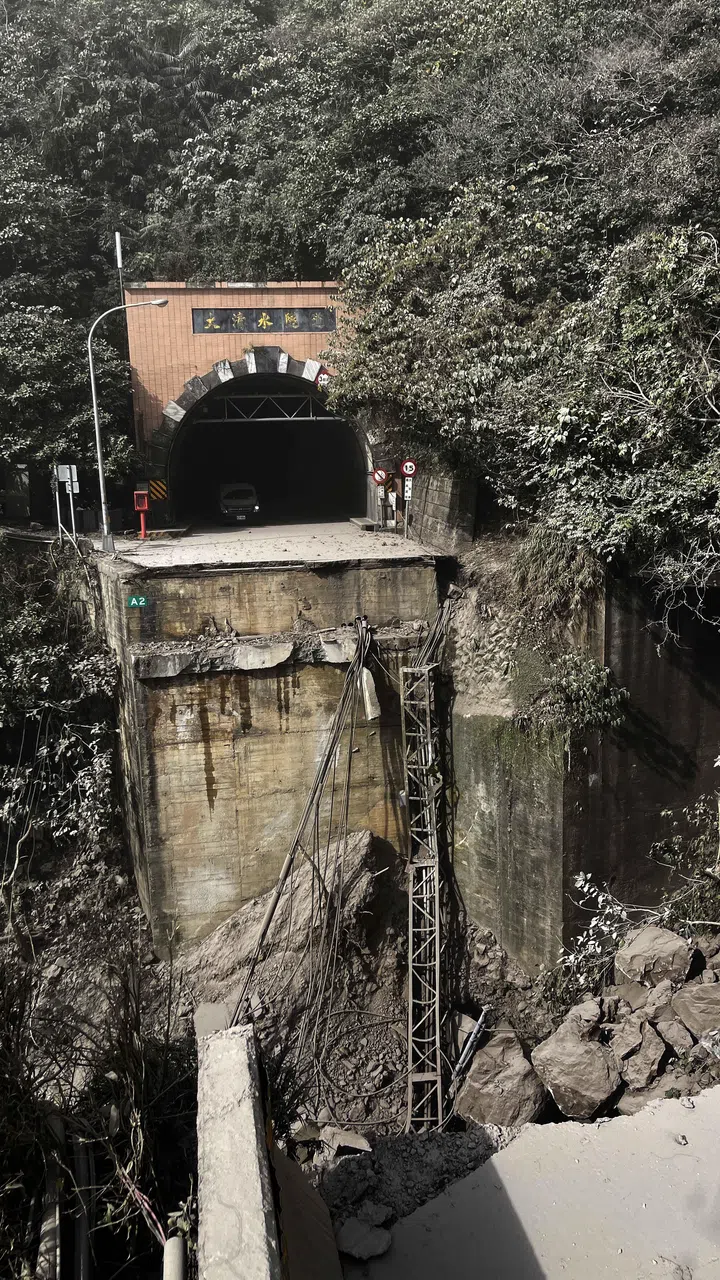 花莲县苏花公路柔肠寸断，大清水隧道口整片严重塌陷，完全无法通行。  （香港中通社）