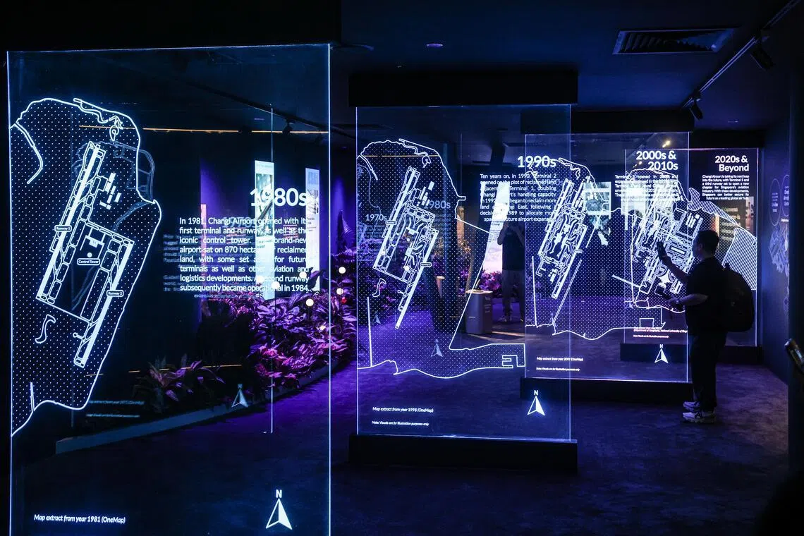 展板上的蓝图，勾勒出新加坡海岸线从上世纪70年代填土前至今的变化，以及樟宜机场的扩建进程。这个展区也整理了系列旧照片，记录着樟宜机场发展点滴。（关俊威摄）