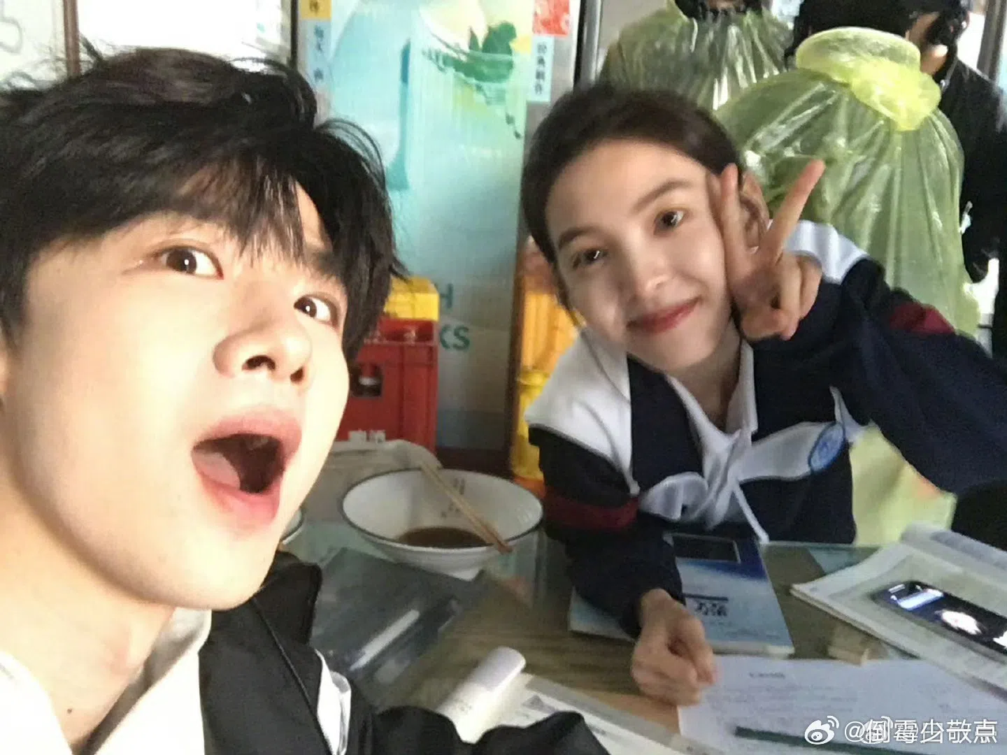 白敬亭（左）与章若楠合演《难哄》后，戏外同框也流露默契。（取自微博）