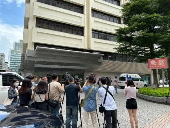 媒体在长庚等候了解黄子佼状况。（互联网）