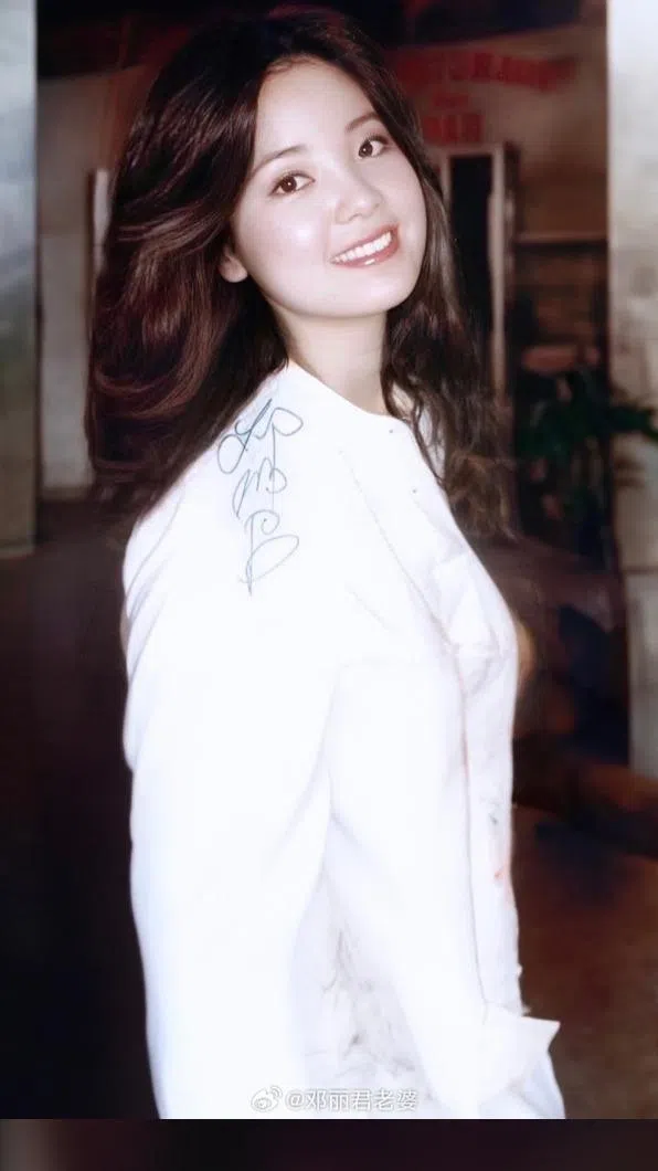 邓丽君离别之时遭成龙冷落，于是叫成龙干脆跟兄弟在一起就好。（互联网）