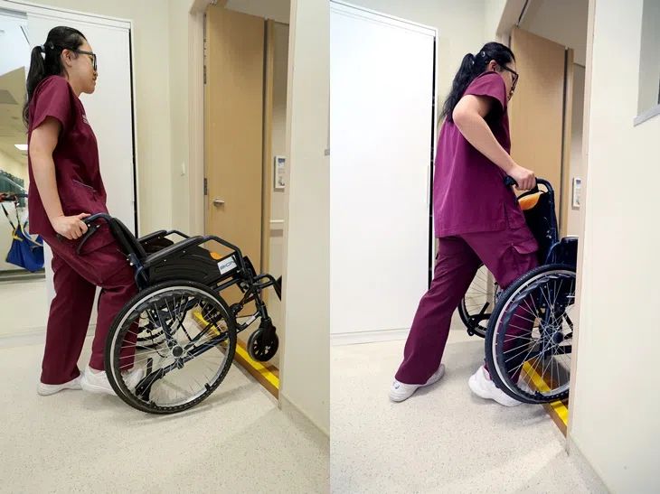 正确做法：利用腿部力量将轮椅向后倾，轻松抬起，跨越路缘。（龙国雄摄）