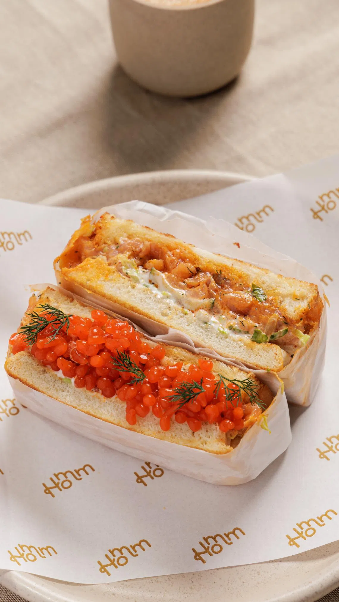 是拉差三文鱼三明治涂抹含南姜的是拉差酱（Sriracha），顺滑香辣。（餐馆提供）