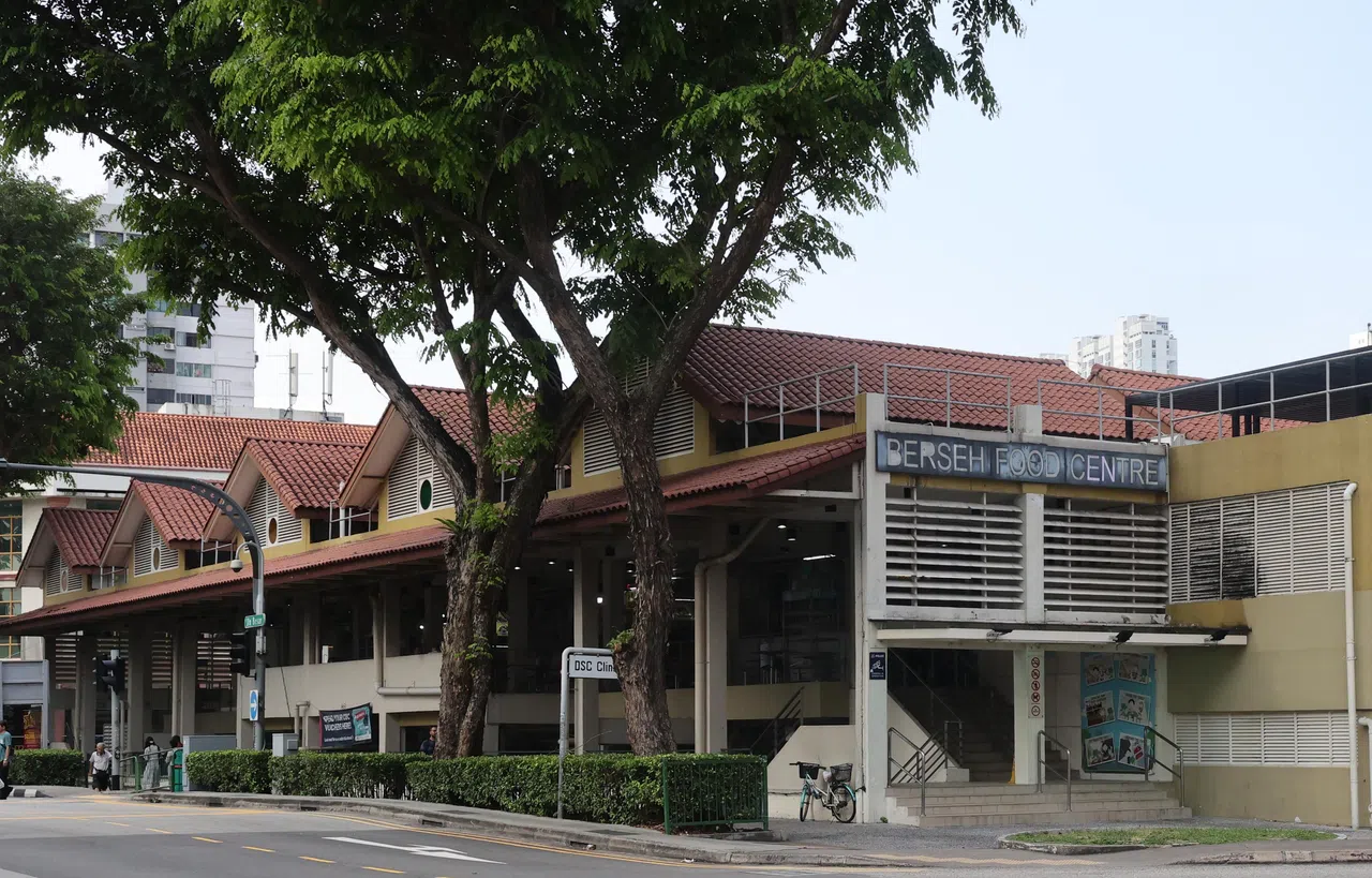 建于1975年的白锡熟食中心，里头的66个熟食摊位分布在两层楼。（邬福梁摄）